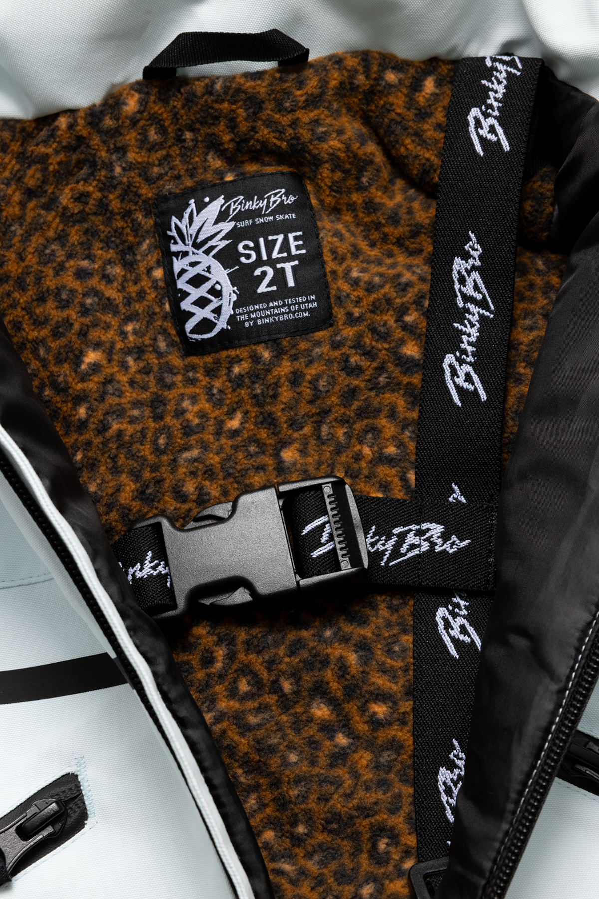 Interior view of the 99-90 Roxy Saltwater jacket featuring a leopard print lining and adjustable strap, size 2T.