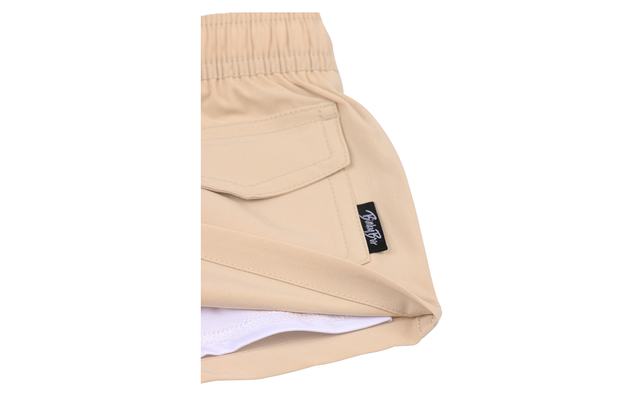 Beige Lyon 25 shorts featuring an elastic waistband and side pocket, designed for infants and toddlers.