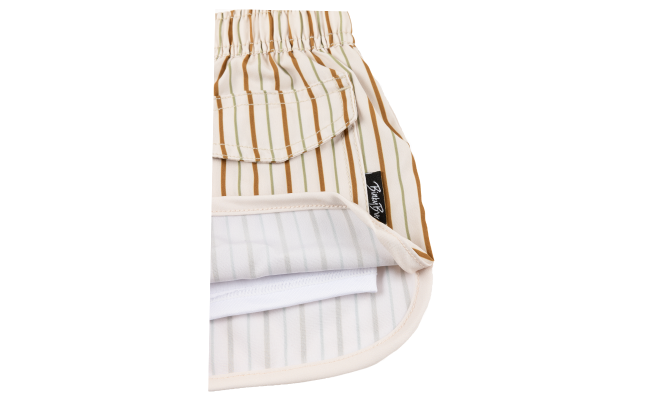 Stylish striped sun hat for kids, featuring a comfortable fit and lightweight fabric, perfect for outdoor adventures.